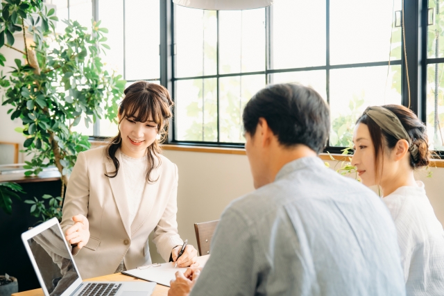 女性スタッフと話す夫婦