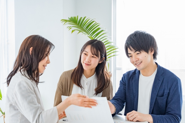 女性スタッフと話す若い夫婦