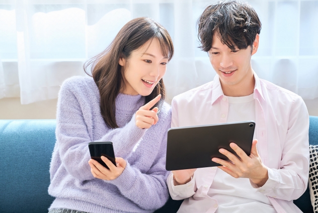 相談している若い夫婦