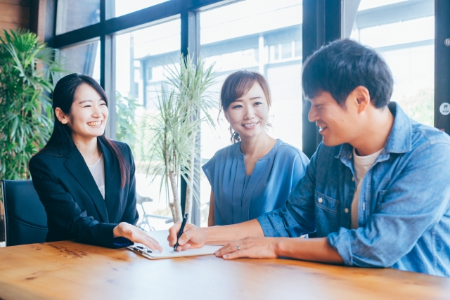 女性スタッフと話す夫婦