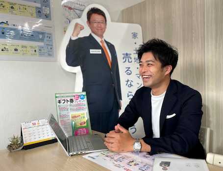 笑顔で話す男性スタッフ