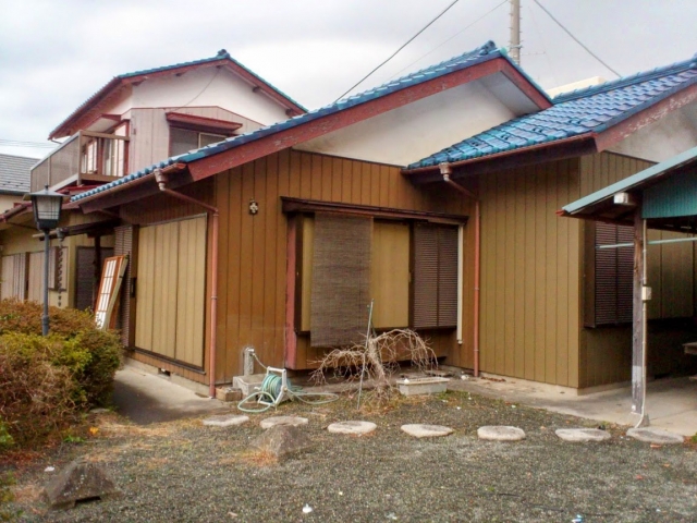 古い茶色い壁の戸建
