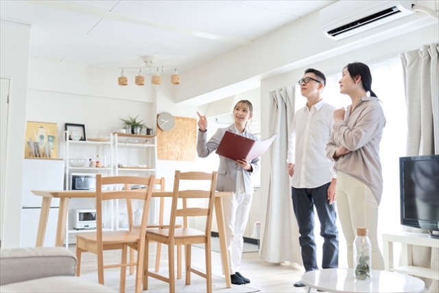 部屋の内見をしている夫婦