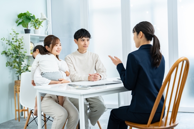 女性スタッフとい話す家族連れ