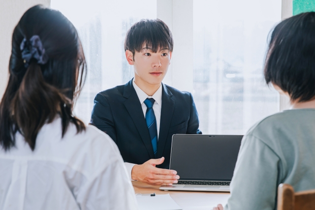 営業担当に相談する女性