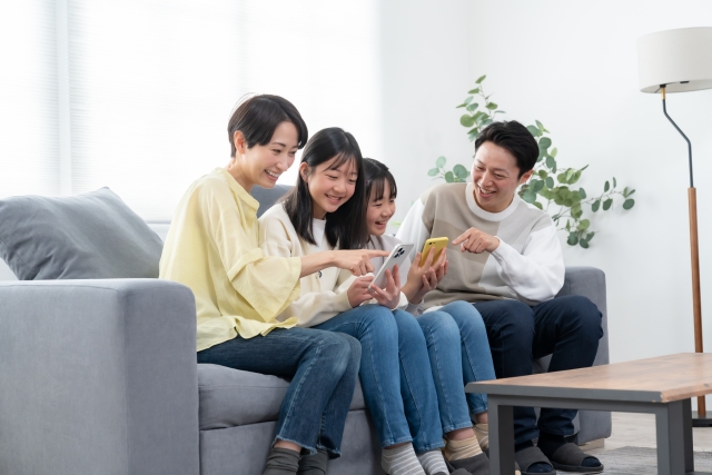 リビングでくつろぐ家族