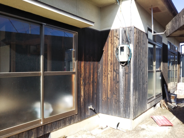 古い茶色い壁の戸建て