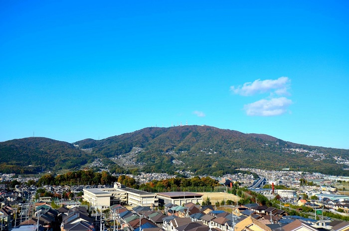 矢田丘陵から望む生駒山の姿