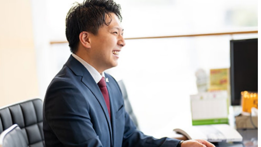 笑顔で話すビジネスマン